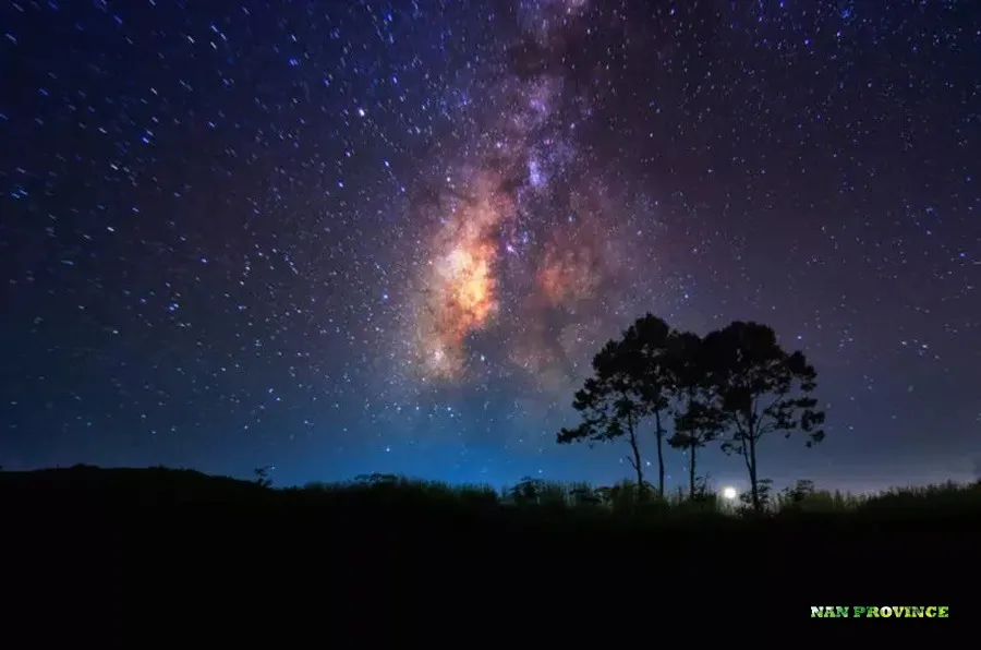 Stargazing at Doi Samer Dao: A crystal-clear view of the Milky Way arching over Pha Hua Sing.